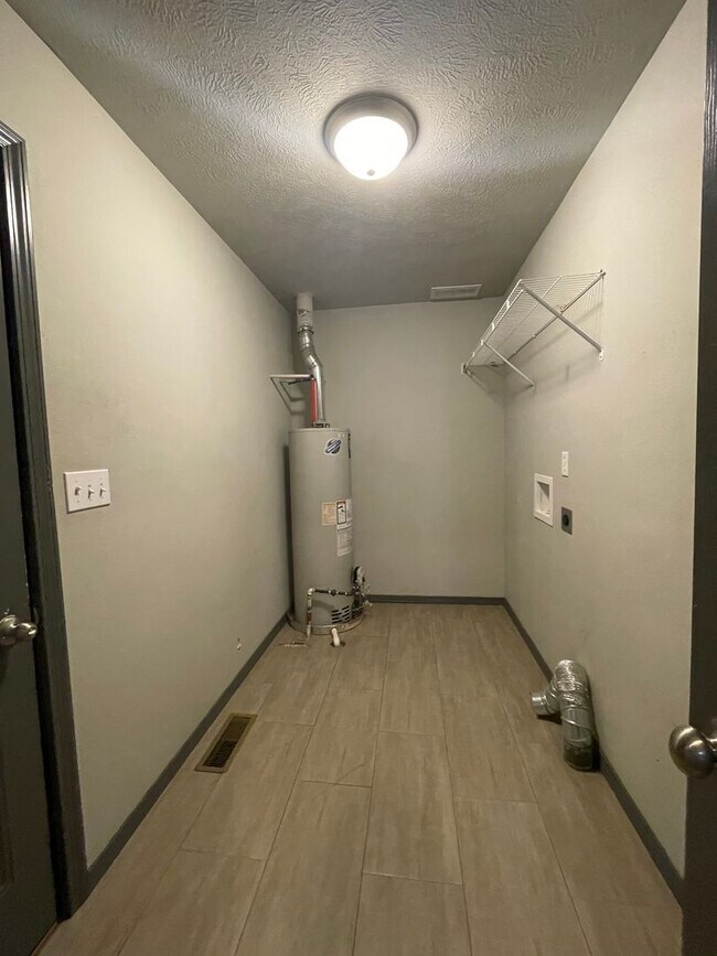 Building Photo - 3 Bedroom 2 Bath House South Springfield