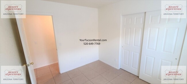 Building Photo - Valencia Rd & Headley Rd 3/2 - July move in special! - All tile floors and updated kitchen
