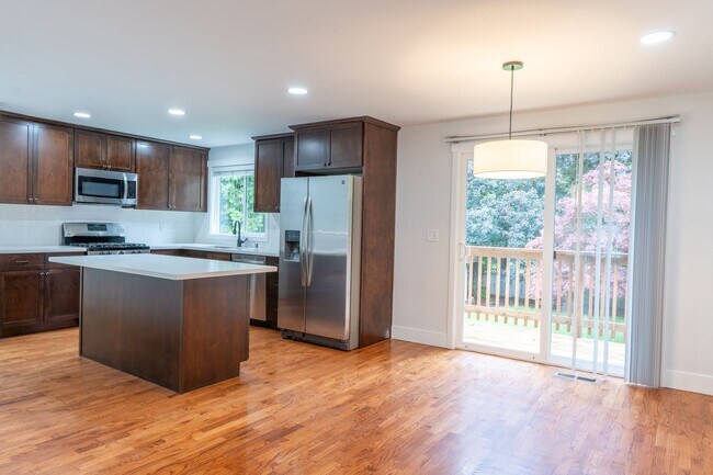 Building Photo - 4bed/3bath home in Finn Hill