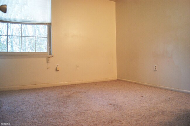 Building Photo - 2 br, 1 bath  - 14 Mountbatten Ct Apt 203