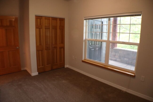 Building Photo - Lovely 2 Bedroom Ground Level Condo