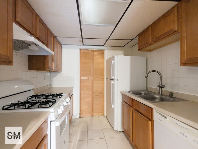 Building Photo - 8675 Seasons Way