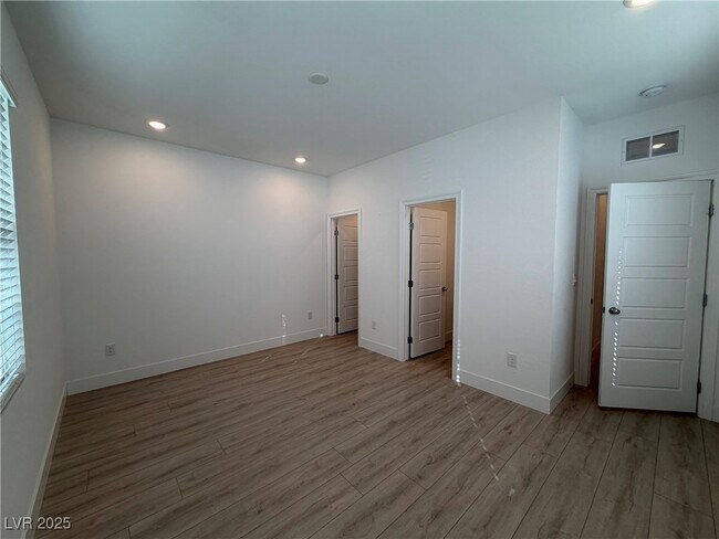 Building Photo - 6270 Lamont Hills Ave