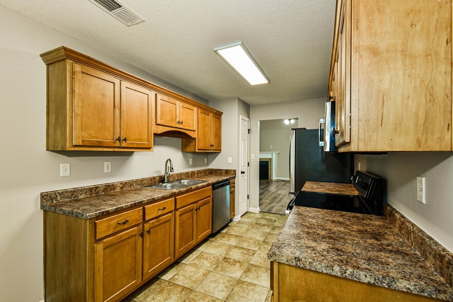 Building Photo - 9892 Southern Oak Way