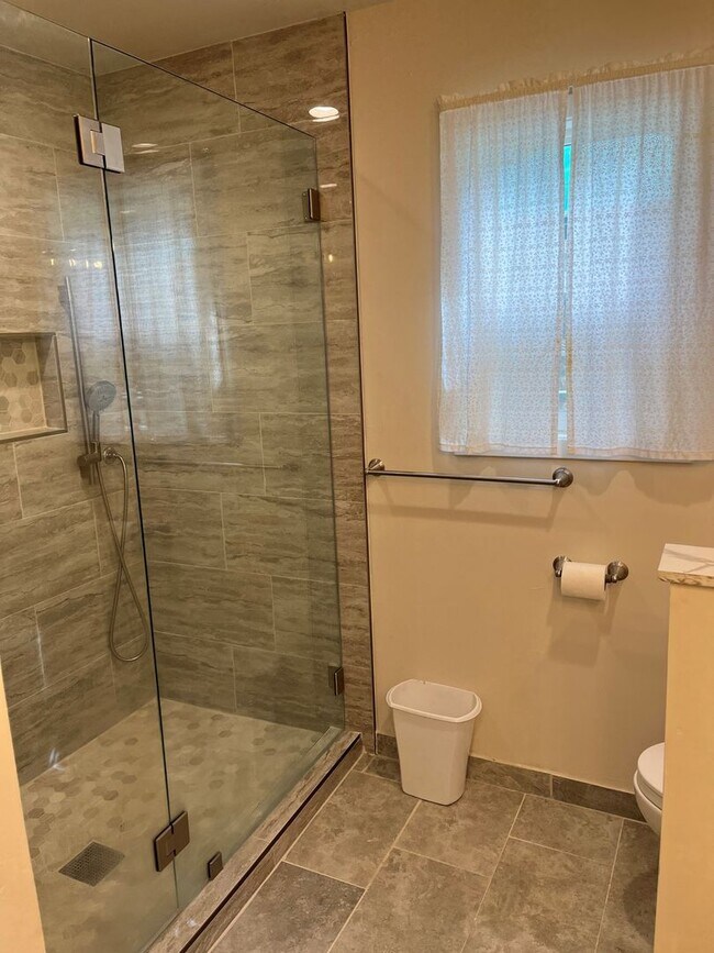 Building Photo - Quiet 4Bd 2Ba home avail. for a 3-5 month Seasonal Lease! Avail. Call and inquire today!