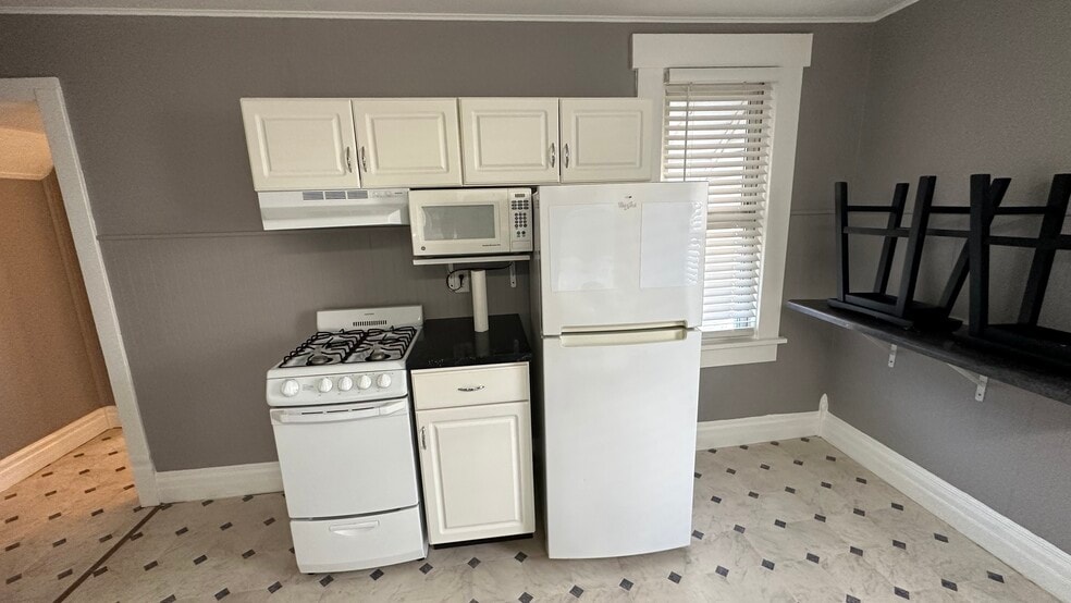 Kitchen - 610 Charles St