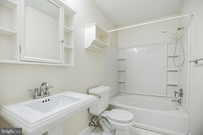 Building Photo - 127 Kings Croft Dr