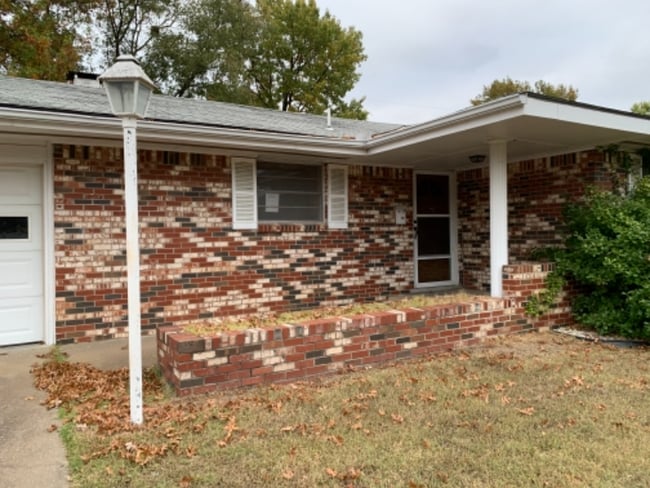 Building Photo - 2025 Brookline Dr