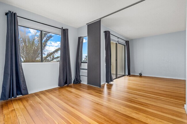 Building Photo - Beautifully Renovated 1 Bedroom/1 Bath Iao...