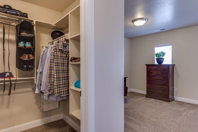 Building Photo - Spacious 3 Bedroom Home