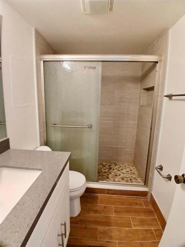 Building Photo - 5951 Wellesley Park Dr