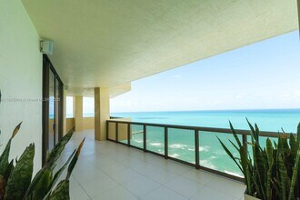 Building Photo - 16275 Collins Ave