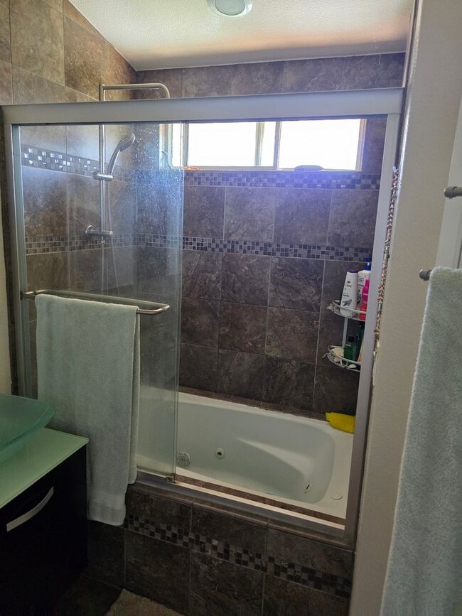 Building Photo - Spacious 4 bedroom 2.5 bath home with a hu...