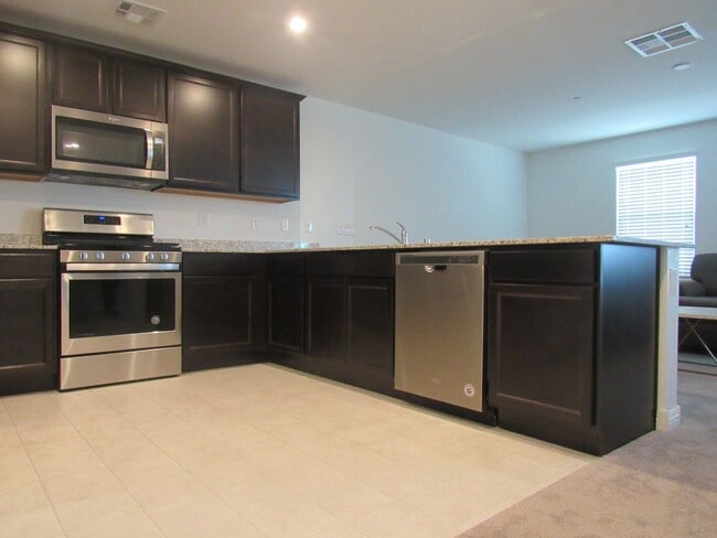 Building Photo - 3 Bedroom Townhome located near Nellis Base!