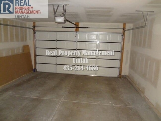 Building Photo - 3 Bedroom Condo With 2 Car Garage.