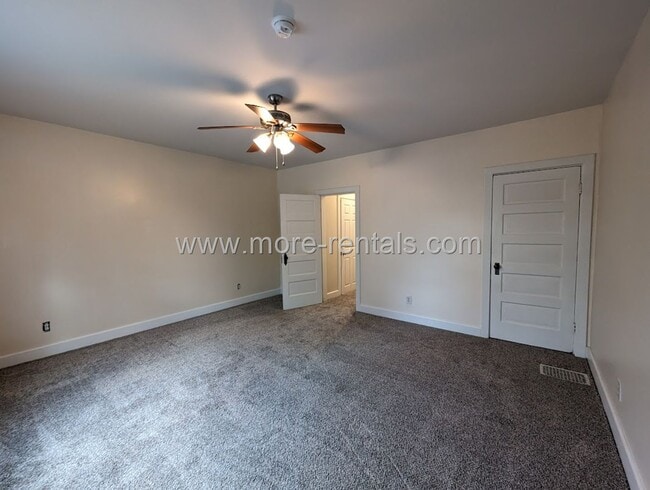 Building Photo - Large remodeled German Village area house