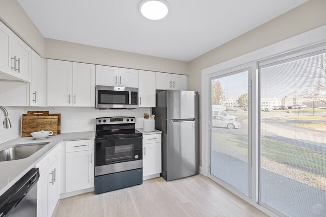 Kitchen - Pleasantwood Apartments & Townhomes