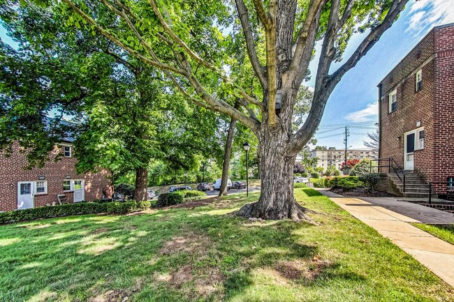 Building Photo - Border of Bethesda & Silver Spring 2+1 TWO...