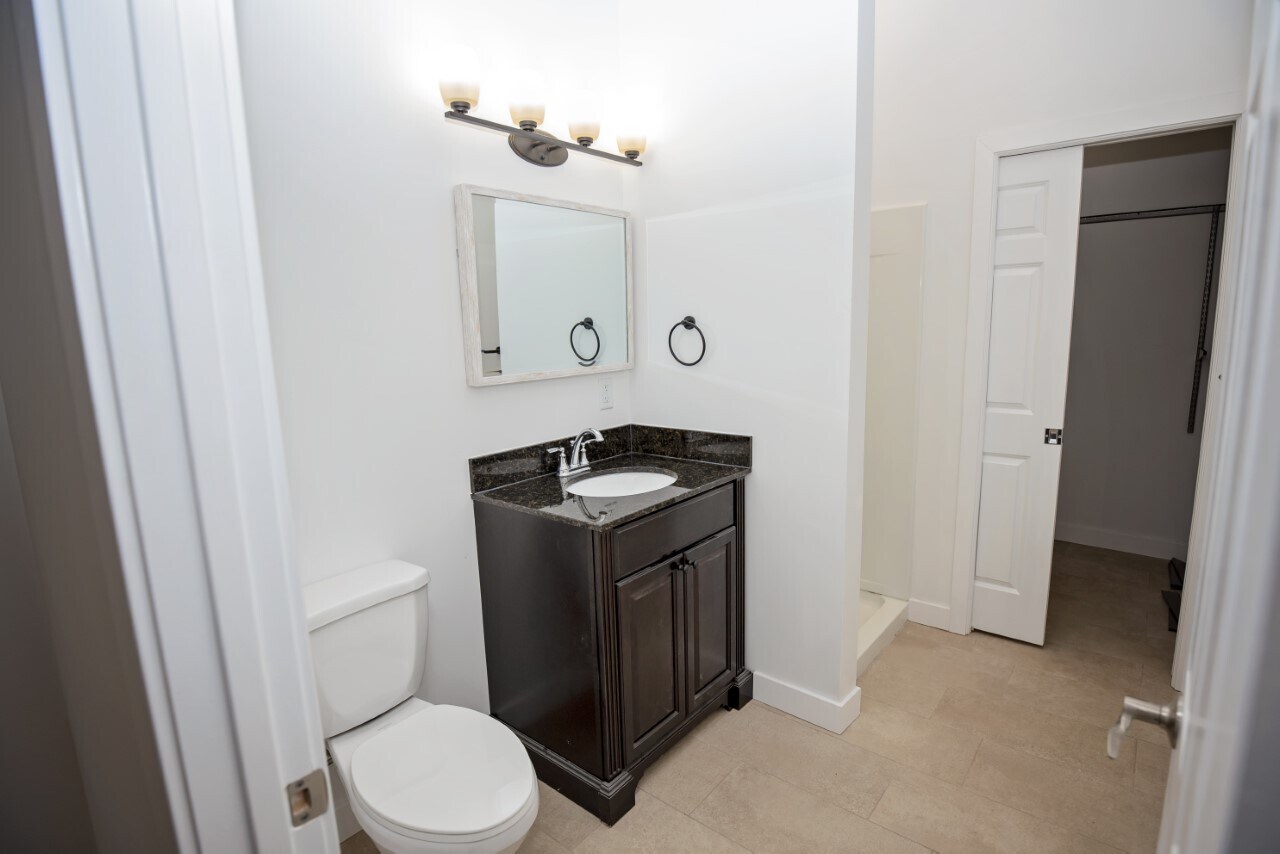 Master bathroom - 1044 Central Ave