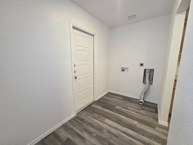 Building Photo - AVAILABLE NOW! (SECTION 8 ACCEPTED)