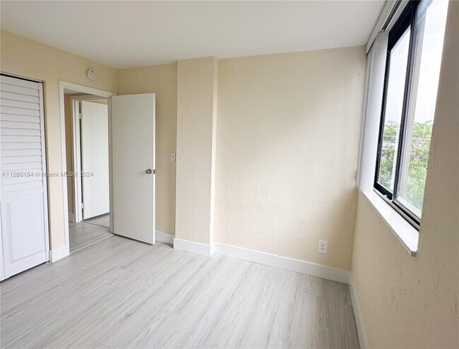 Building Photo - 2715 Tigertail Ave