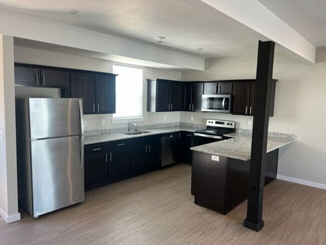 Building Photo - Public Avenue Townhomes in Clever!!! Leasi...