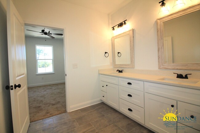 Building Photo - Gorgeous Townhome in Fort Walton Beach