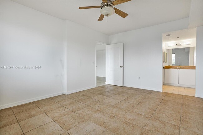 Building Photo - 9340 Fontainebleau Blvd