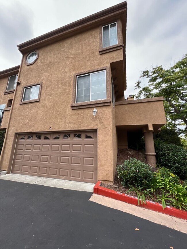 Building Photo - Large Townhome - 3 Bed/ 3 Bath with 2 car garage in Carmel Valley!