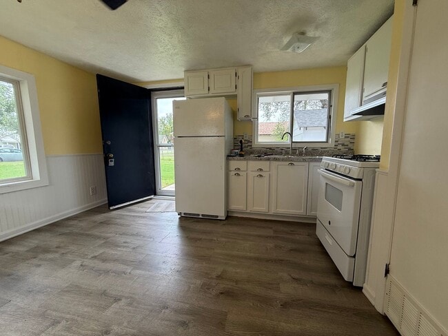 Building Photo - Adorable 1 bedroom cottage style home