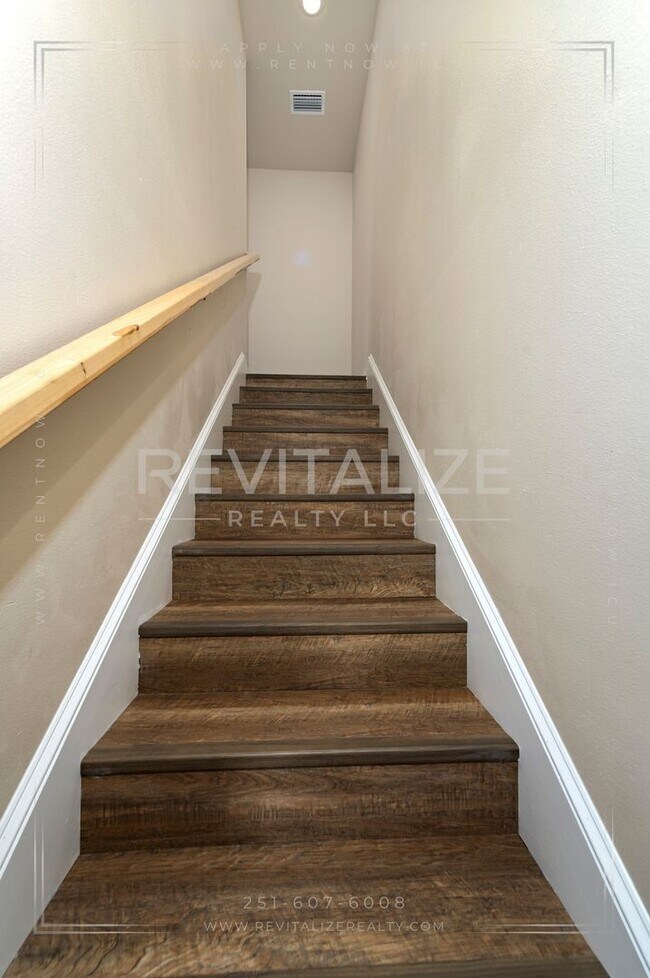 Building Photo - 1704 McGill Ave