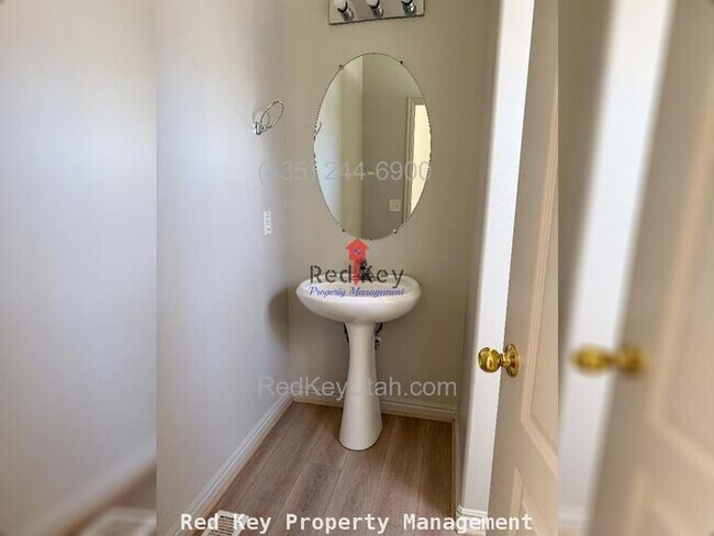 Building Photo - 1380 Single Family Home