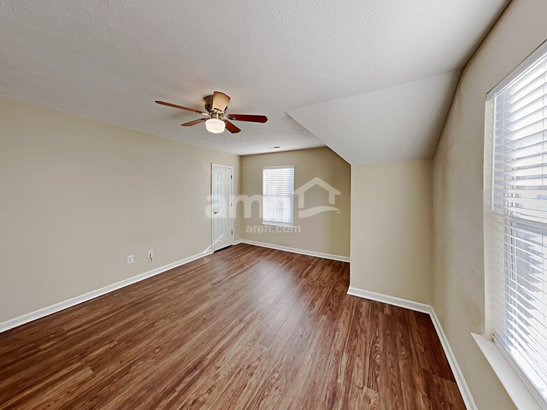 Building Photo - 2607 Lake Park Bnd