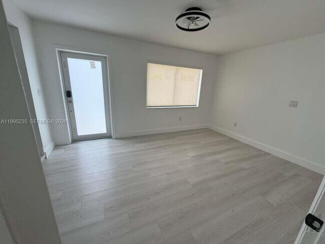 Building Photo - 230 E 56th St