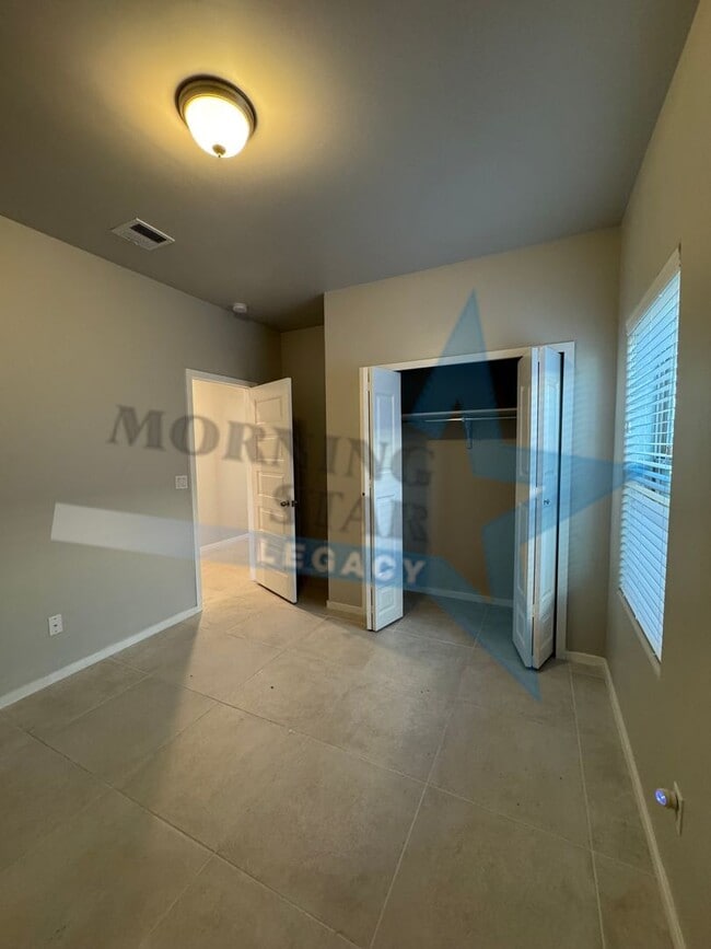 Building Photo - Newer home in desirable Metro area!