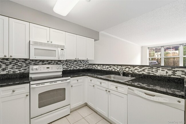 Building Photo - 300 Mamaroneck Ave