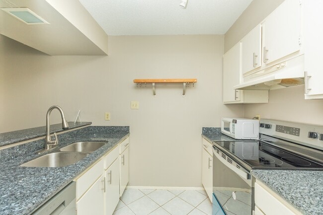 Building Photo - 7128 N Holiday Dr
