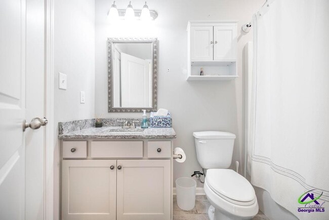 Building Photo - 421 Newport Ave