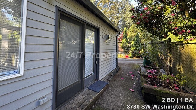 Building Photo - Bright 2 BD | 1 BA Home - A Hidden Gem in Garden Home!