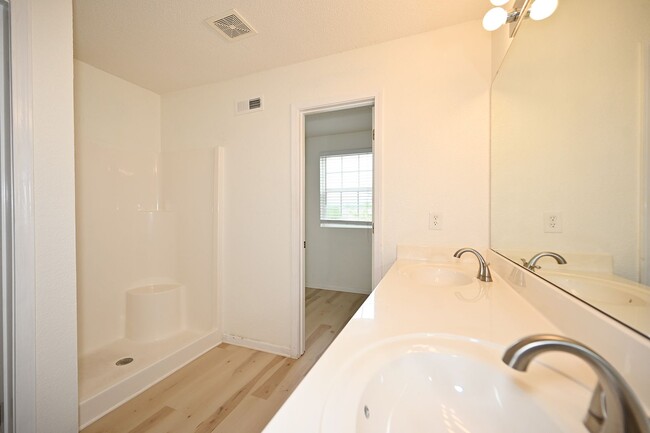 Building Photo - Nice 2 bedroom, 2.5 bath Townhouse with ba...