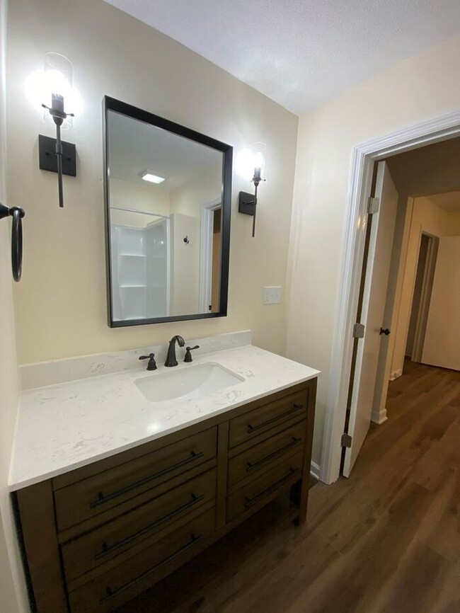 Building Photo - Cottage home, 5 minutes to Wrightsville Be...