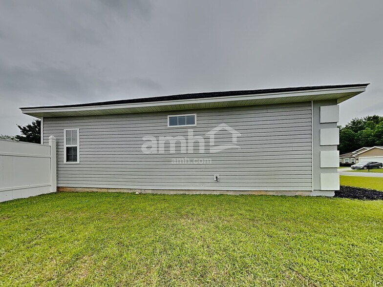 Building Photo - 523 Amsonia Cir