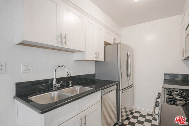 Building Photo - 1221 Amherst Ave