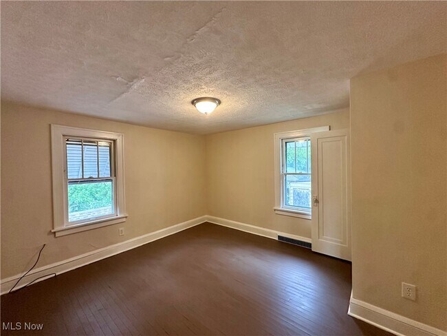 Building Photo - 1248 Pondview Ave