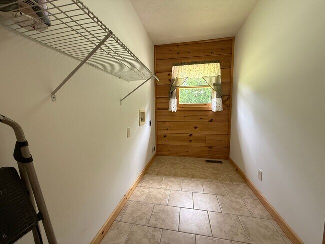 Building Photo - 1404 Maple Ln