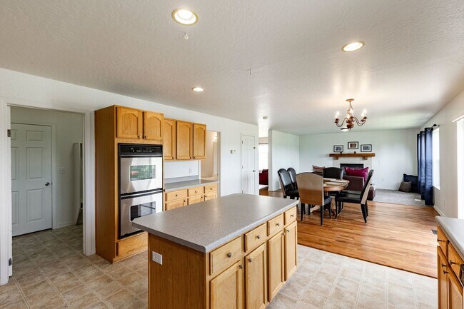 Building Photo - Move in by August 15 and receive $500 off your first month's rent!