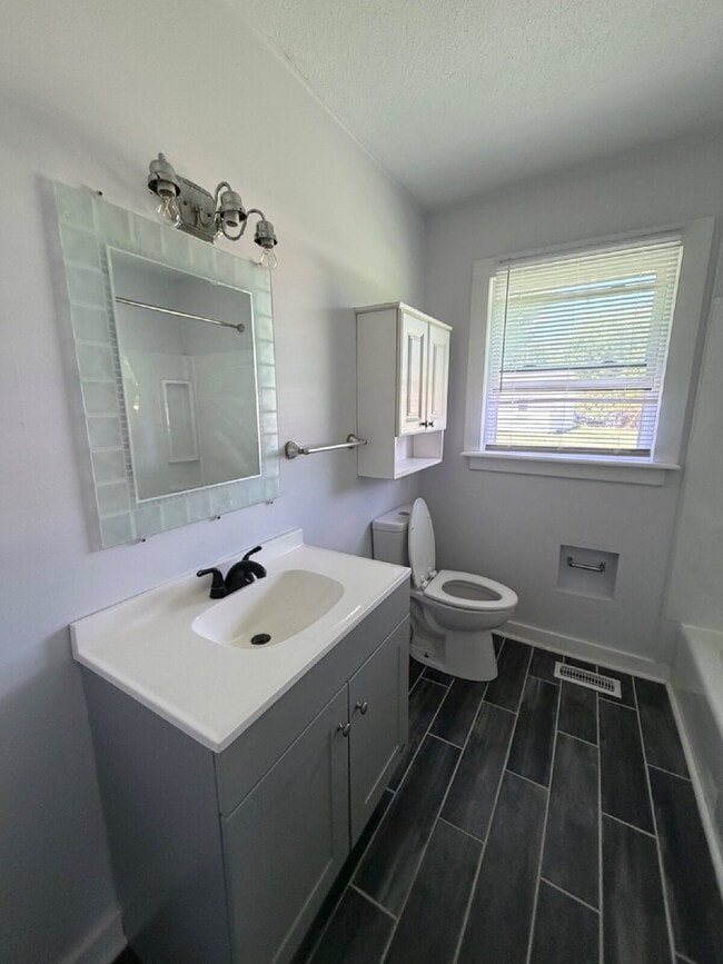 Building Photo - CUTE 3 BR, 1 BA BRICK HOME IN CONVENIENT MT OLIVE LOCATION