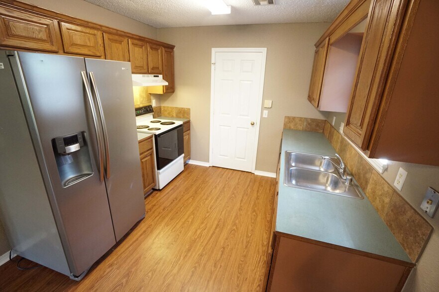 Building Photo - 1172 S Pepper Tree Ln