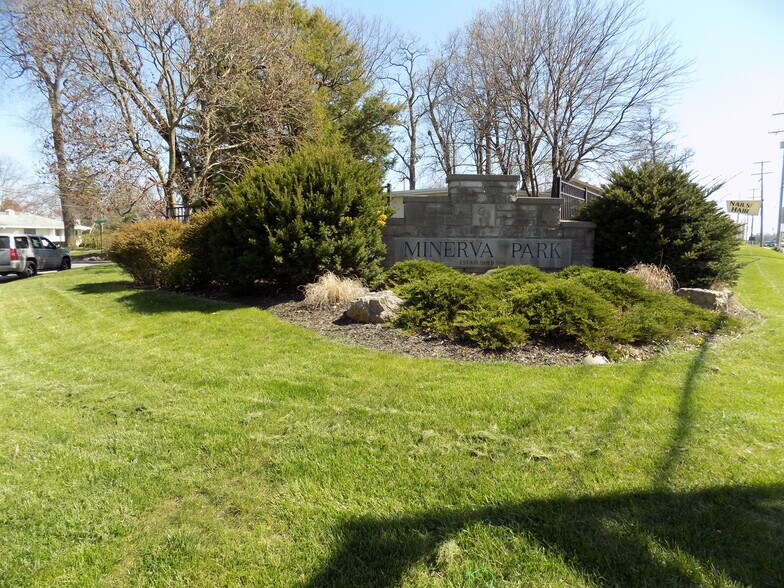 Building Photo - 2505 Maplewood Dr