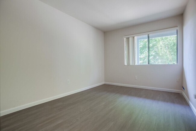 Building Photo - 243-243 N Granados Ave